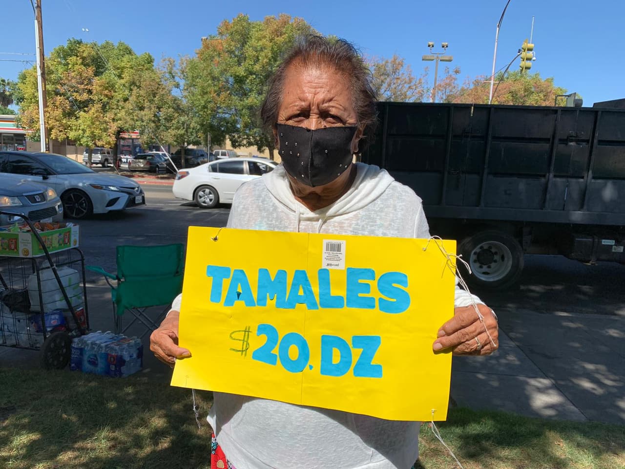 Abuela vendedora de tamales es víctima de robo, pero la comunidad se une para reemplazar sus pérdidas