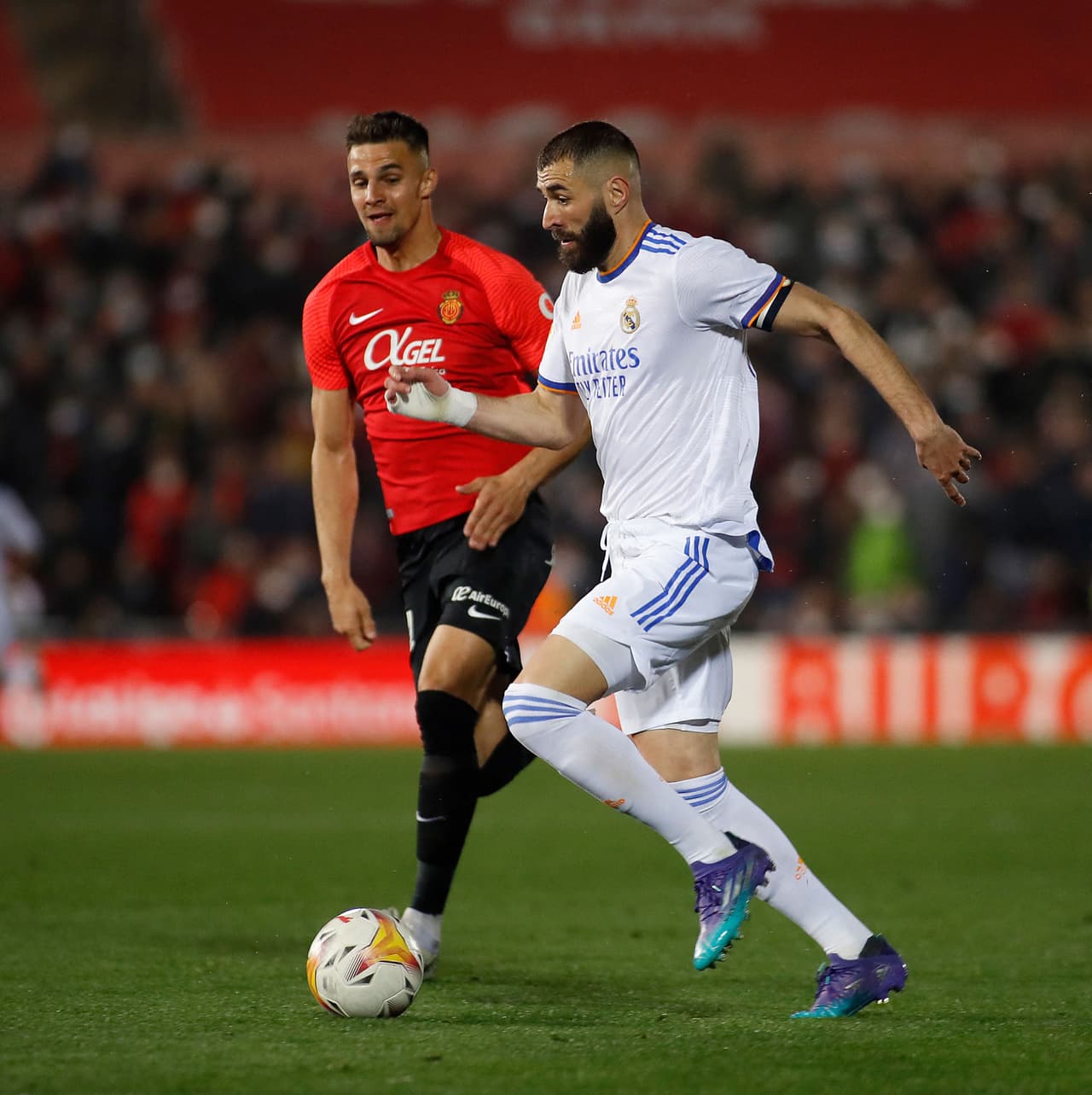 Gracias a un doblete de Karim Benzema y otro tanto del brasileño Vinícius, el Real Madrid venció al Mallorca y aumentó su ventaja en el liderato a 10 puntos sobre el Sevilla.