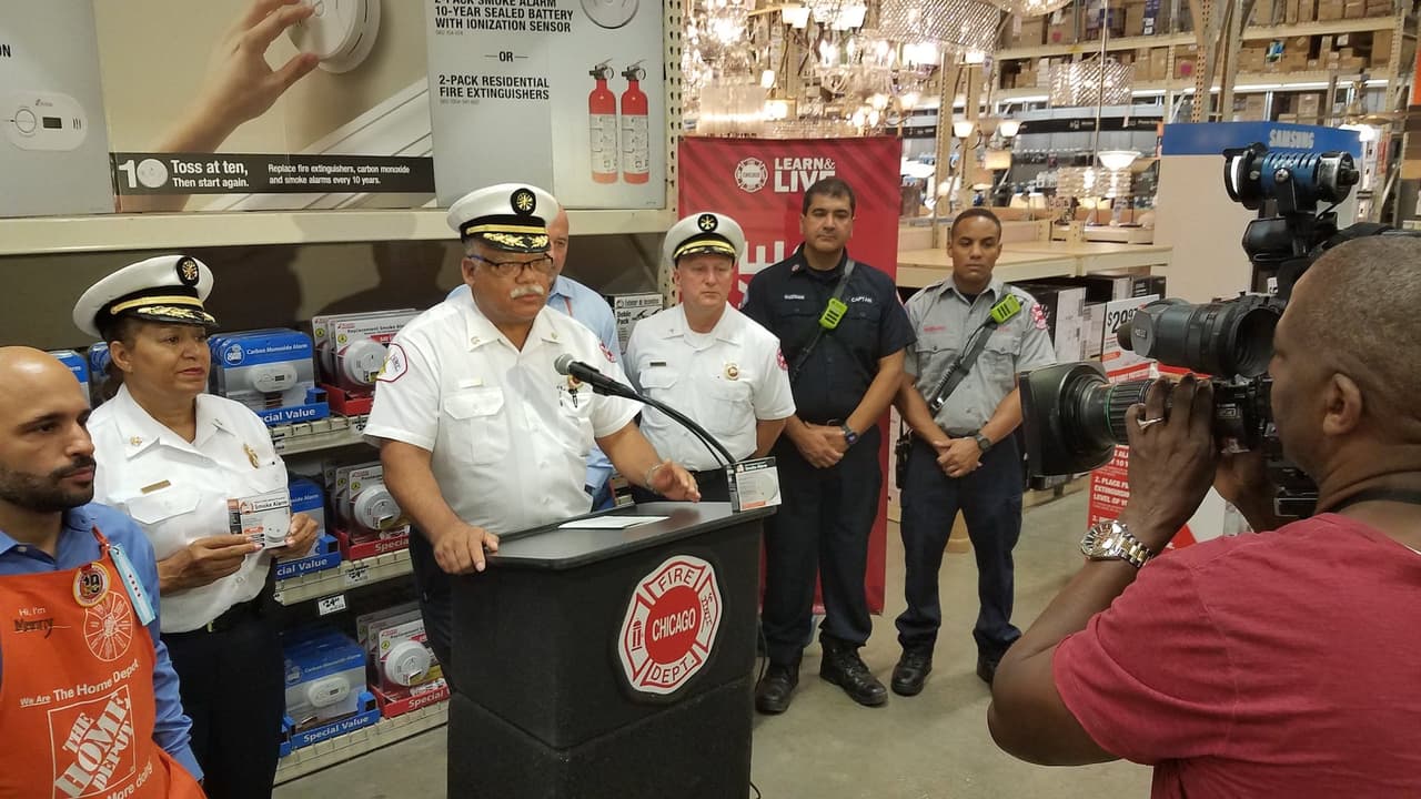 Departamento de Bomberos de Chicago presenta detectores de humo.