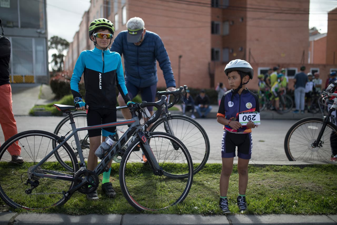 En su pueblo de Zipaquirá, los habitantes celebran la actuación de su campeón con competencias y actividades deportivas, entre ellas una carrera ciclística infantil, en la que participaron decenas de niños.