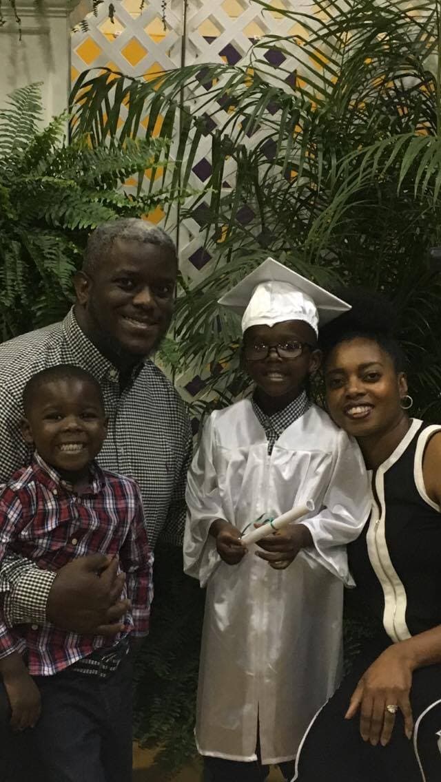 DaShoan es un profesor de matemáticas de secundaria y su esposa es trabajadora social. Ambos tienen 33 años y siempre habían querido adoptar.