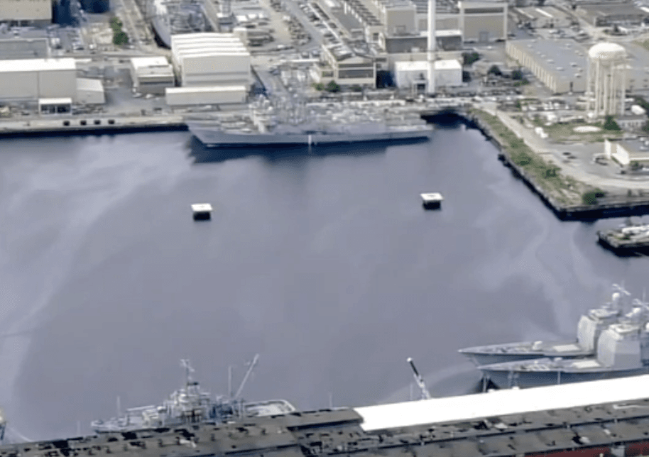 El Departamento de Bomberos de Filadelfia dijo que se derramaron alrededor de 100 galones de petróleo y que algunos se filtraron a la vía fluvial.