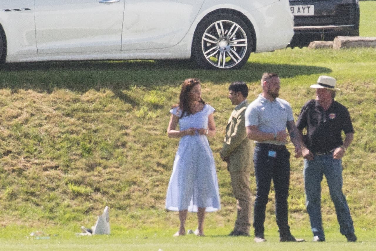 Este vestido azul claro está valorado en 53 dólares y todavía
<b><a href="https://www.univision.com/entretenimiento/celebridades/vestido-de-kate-middleton-se-agoto">no se ha agotado</a></b>, como ha ocurrido en ocasiones anteriores.