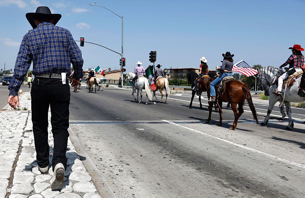 El asambleísta estatal de California, Mike Gipson, cabalgó en el evento. Explicó que "es nuestra forma de alzar la voz, denunciando lo que está sucediendo aquí, la comunidad ecuestre unida, caminando desde Paramount hasta Compton".