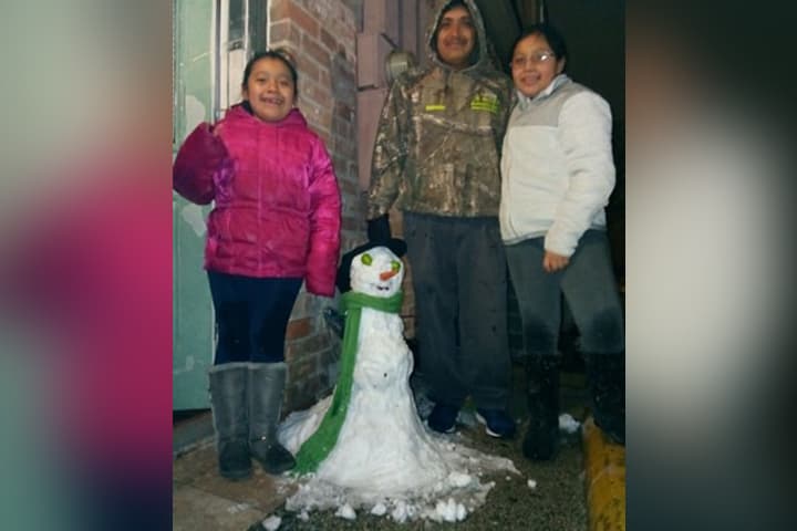 Muchos aprovecharon el raro evento para tomarse fotos, jugar con la nieve y construir el tradicional muñeco navideño.