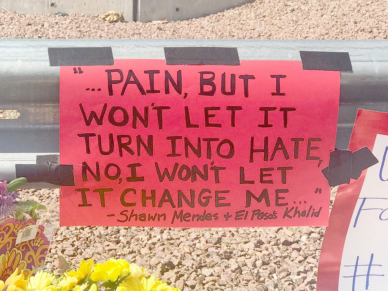 <b>“Dolor, pero no dejaré que se convierta en odio. No, no dejaré que me cambie”</b>, se lee en uno de los mensajes que fueron dejados en un altar improvisado cerca de la tienda donde ocurrió la tragedia.
<a href="https://www.univision.com/noticias/criminalidad/este-hombre-anglo-vino-para-matar-hispanos-la-nacion-deberia-estar-indignada-el-sheriff-de-el-paso-tras-el-ataque-que-dejo-20-muertos">"Este hombre anglo vino aquí para matar hispanos"</a>, escribió sobre el atacante el sheriff de El Paso, Richard Wiles.