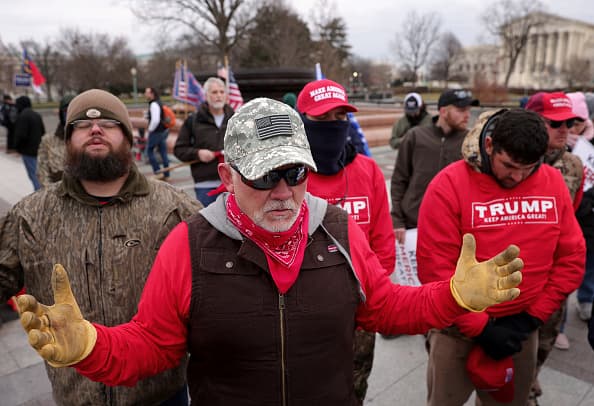 Partidarios del presidente Donald Trump, rezan frente al Capitolio de los Estados Unidos el 6 de enero de 2021. El Congreso celebrará una sesión conjunta hoy para ratificar la victoria del Colegio Electoral del presidente electo Joe Biden. Un grupo de senadores republicanos ha dicho que rechazarán los votos del Colegio Electoral de varios estados a menos que el Congreso designe una comisión para auditar los resultados de las elecciones.