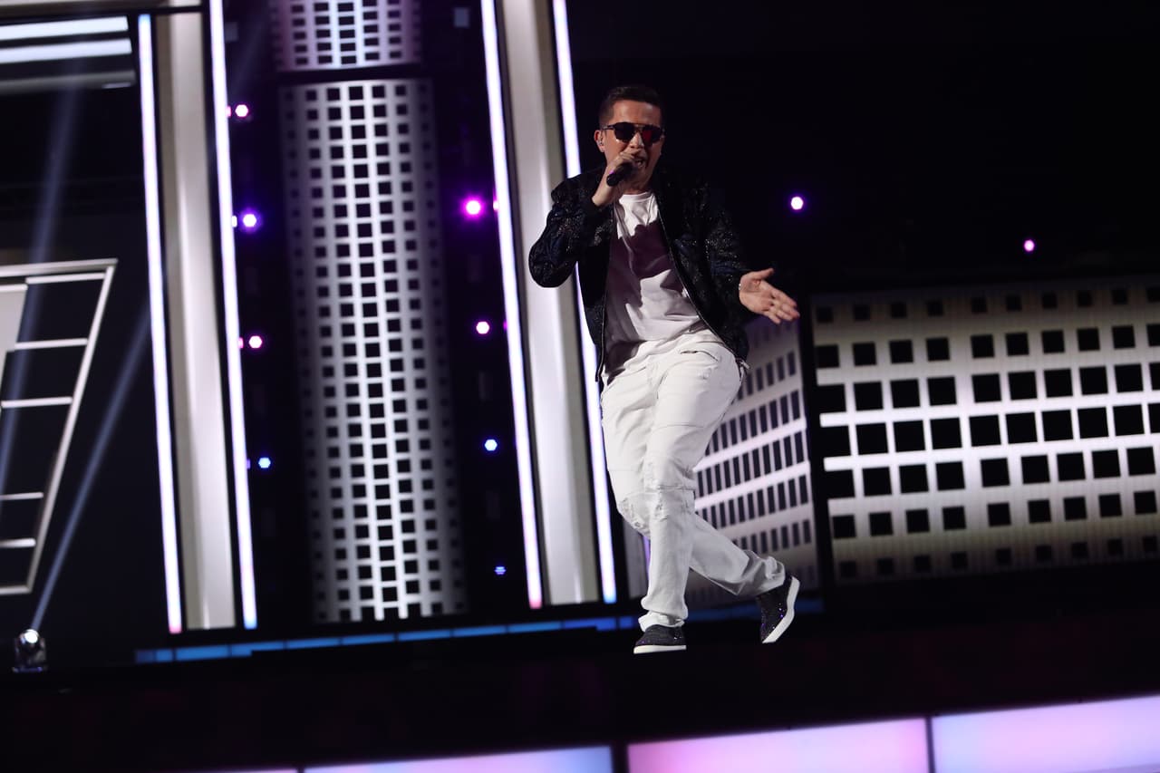 El cantante le puso ritmo a la canción de Thalía.