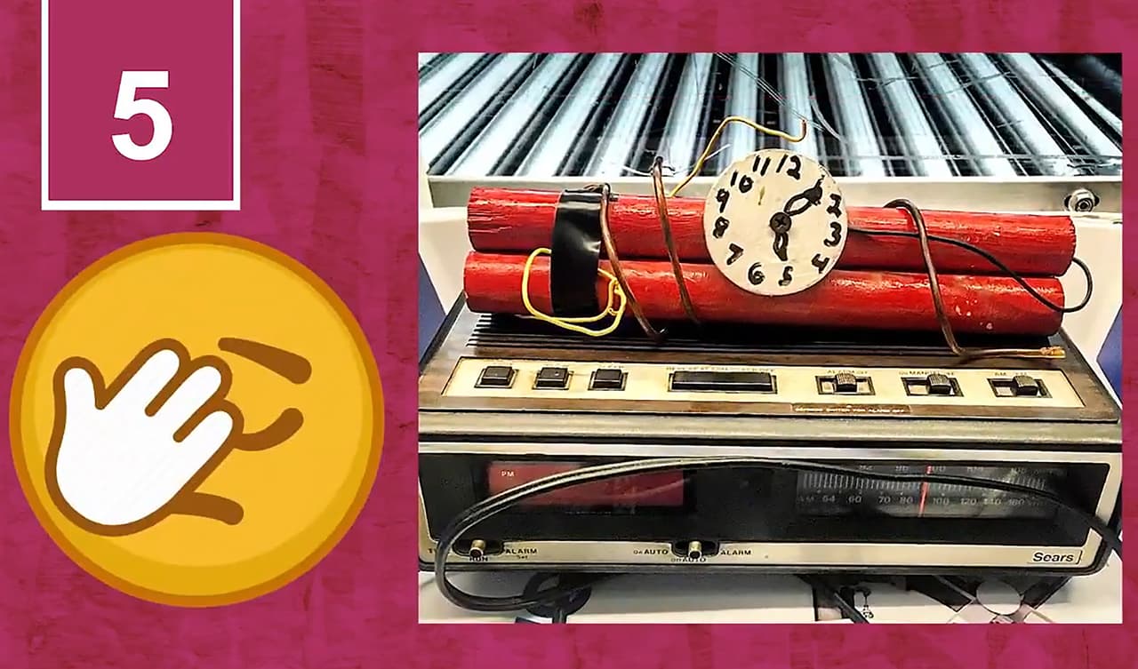 <b>5. Una bomba falsa.</b> Este aparato construido con un radio antiguo, algunos cables y cilindros rojos parece más una broma que una bomba real. Aunque aparece
<a href="https://twitter.com/TSA/status/1094993752240861185" target="_blank">en el video publicado por TSA</a> no especifica el aeropuerto donde se decomisó.