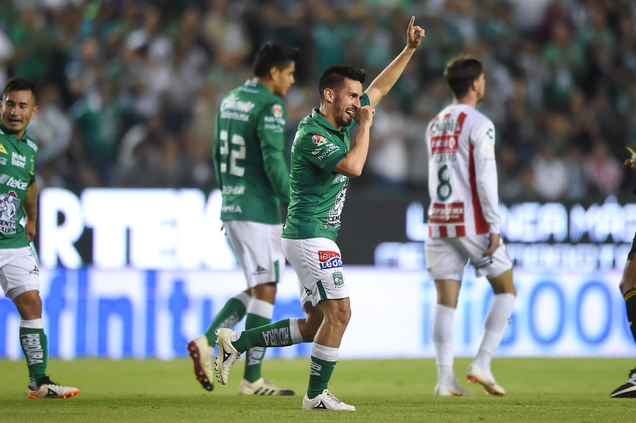 Fernando Navarro pateó con parte interna pero el tiro llevaba fuerza y se incrustó en el ángulo superior derecho del arco. Sucedió al minuto 35.