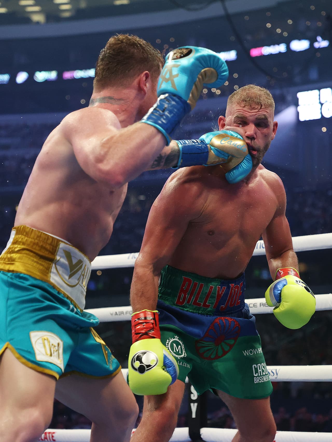 La pelea se dio por terminada luego de que el Canelo le diera un golpe cerca del ojo derecho al boxeador británico.
<br>
<br>(Photo by Al Bello/Getty Images)