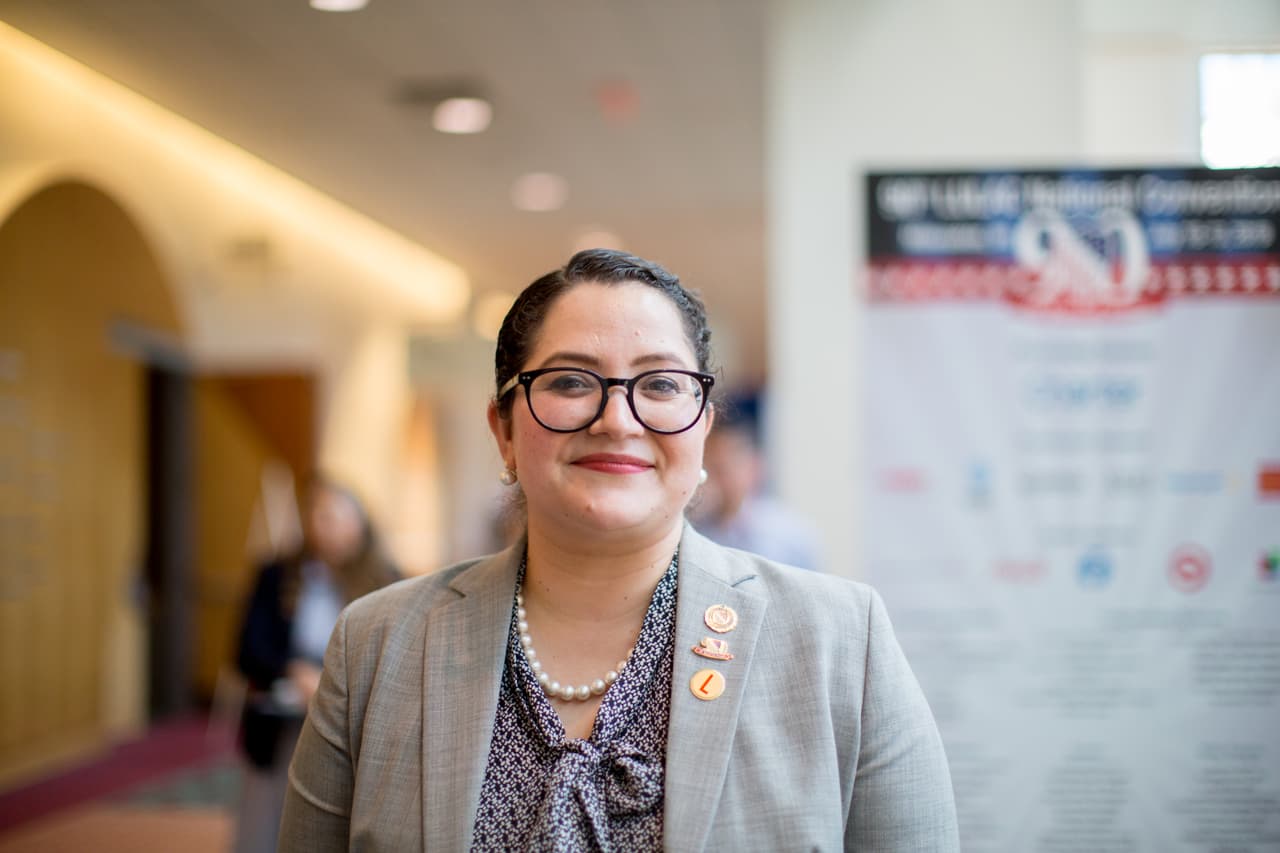 "Muchos latinos han expresado que sienten miedo por las redadas anunciadas por la Casa Blanca. Es como una ola de miedo", afirma Sindy Benavides de LULAC.
<br>