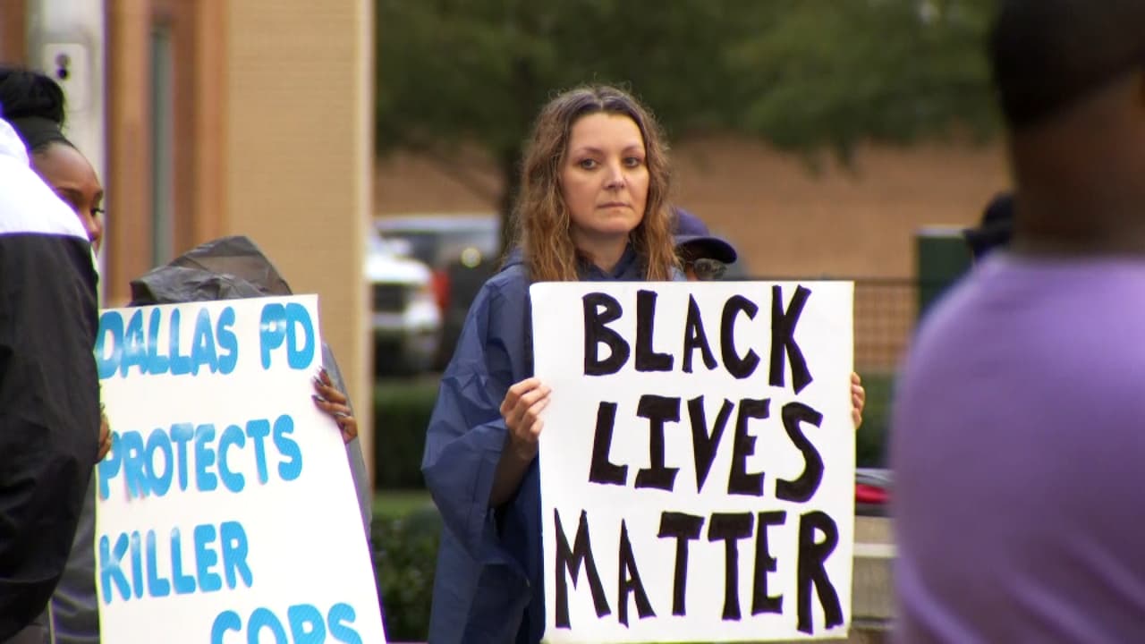 Uno de los acontecimientos más oscuros y tristes en la historia de Dallas, es la emboscada mortal en el centro de la ciudad; el 7 de Julio del 2016. Cinco policías murieron abatidos, siete oficiales y nueve civiles resultaron heridos, durante una protesta pacífica en el centro de la ciudad contra la muerte a tiros de dos afroamericanos en Louisiana y en Minnesota.
<br>