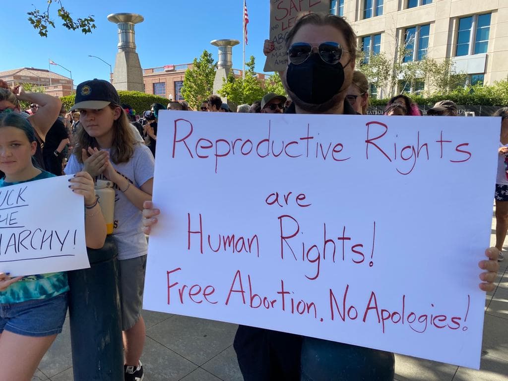 Se manifiestan en Sacramento en contra de la decisión de la Suprema Corte sobre el aborto
