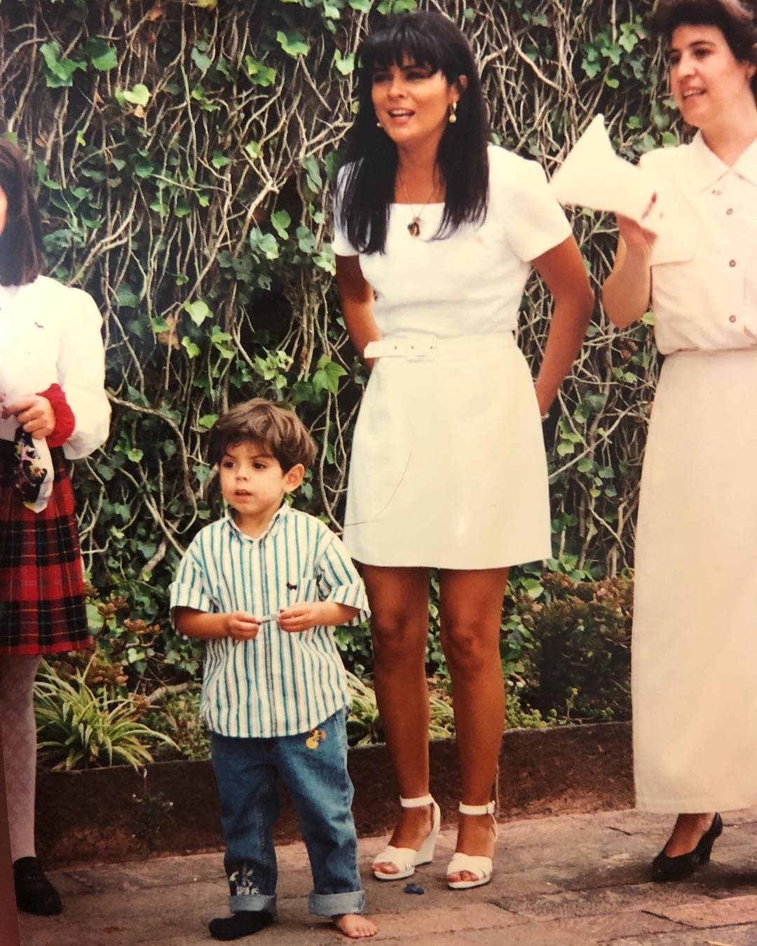 Esta situación incluso fue confirmada por el mismo Eugenio Derbez, a través de varios videos en sus stories en Instagram, Aislinn compartió con José Eduardo y Eugenio los recuerdos de su viejo álbum de fotos, donde salió a relucir la diferencia entre los festejos de cumpleaños de ambos niños.