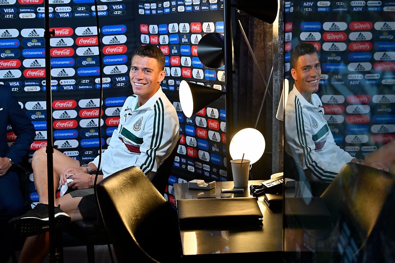 El zaguero menciona que representar a México en un campo de fútbol no solamente ha tenido un impacto en su carrera deportiva, sino también en el plano personal.