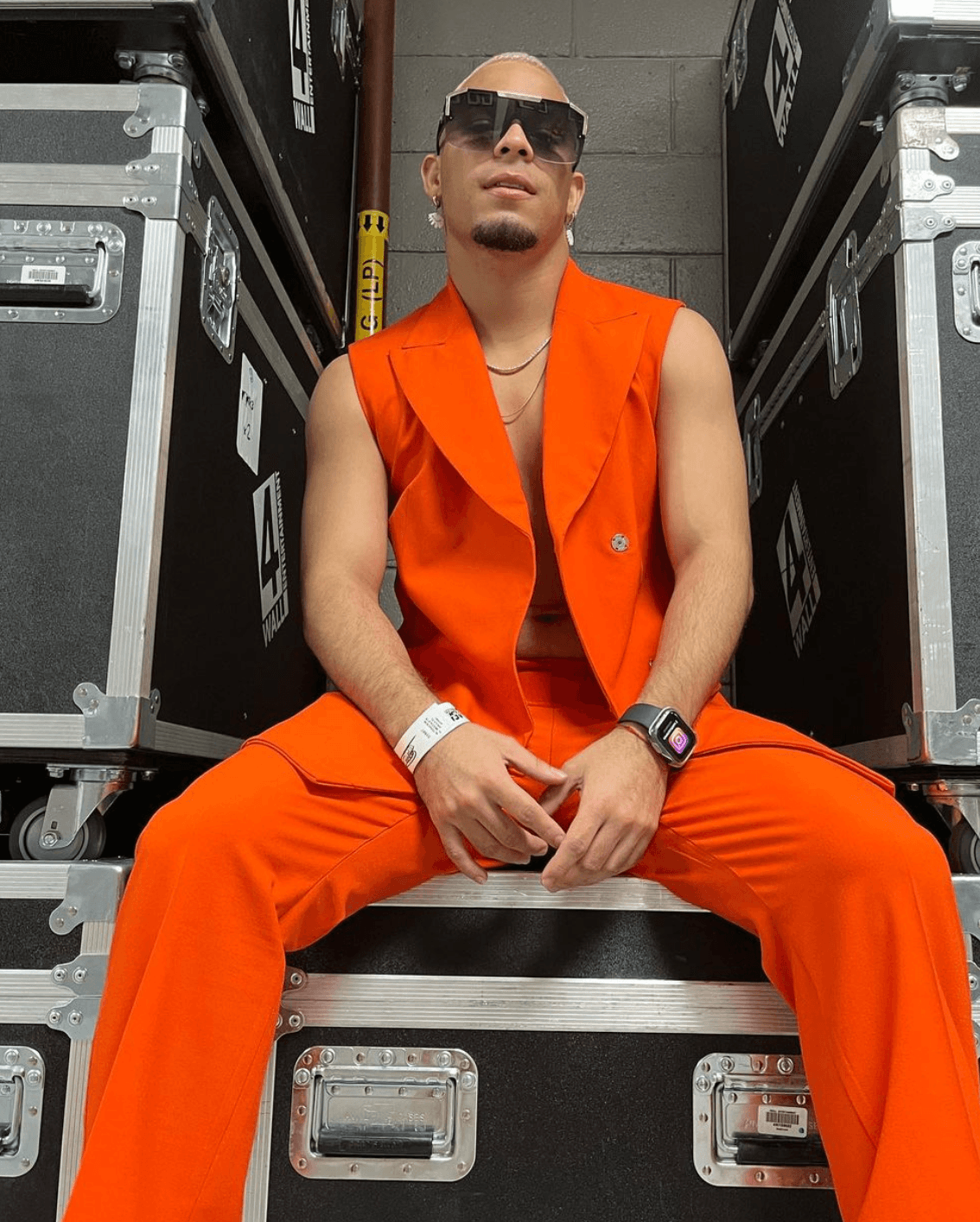 El joven artista ha trabajado con artistas de talla mundial como
<a href="https://www.univision.com/musica/rauw-alejandro-y-sus-exitosas-colaboraciones-con-mujeres-reggaeton" target="_blank">Rauw Alejandro</a>, Nio García,
<a href="https://www.univision.com/musica/jhayco-alcanza-la-posicion-numero-uno-con-su-hit-sensual-bebe" target="_blank">Jhay Cortez</a> y otros más.