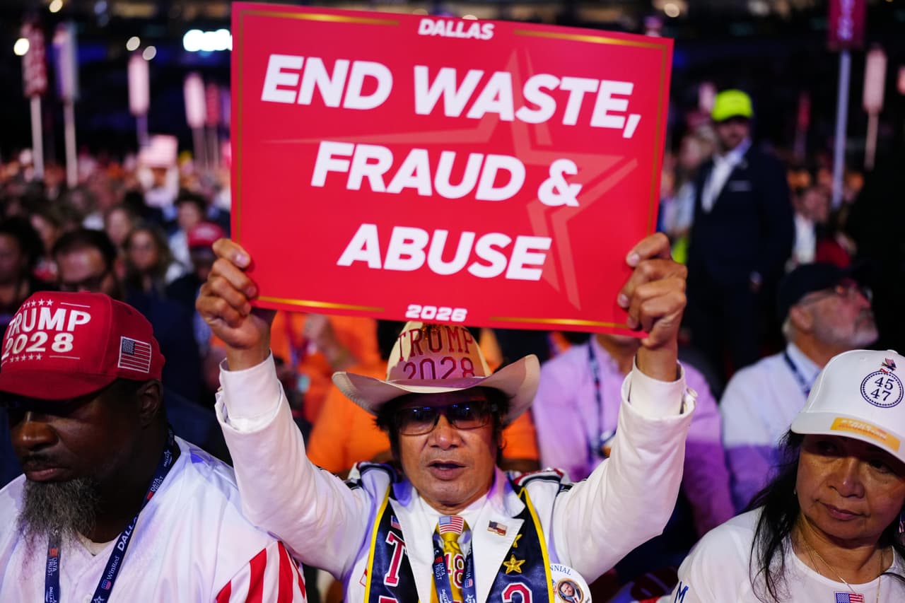 Personas sostienen pancartas en la convención republicana, el miércoles 9 de septiembre de 2026, en Dallas.