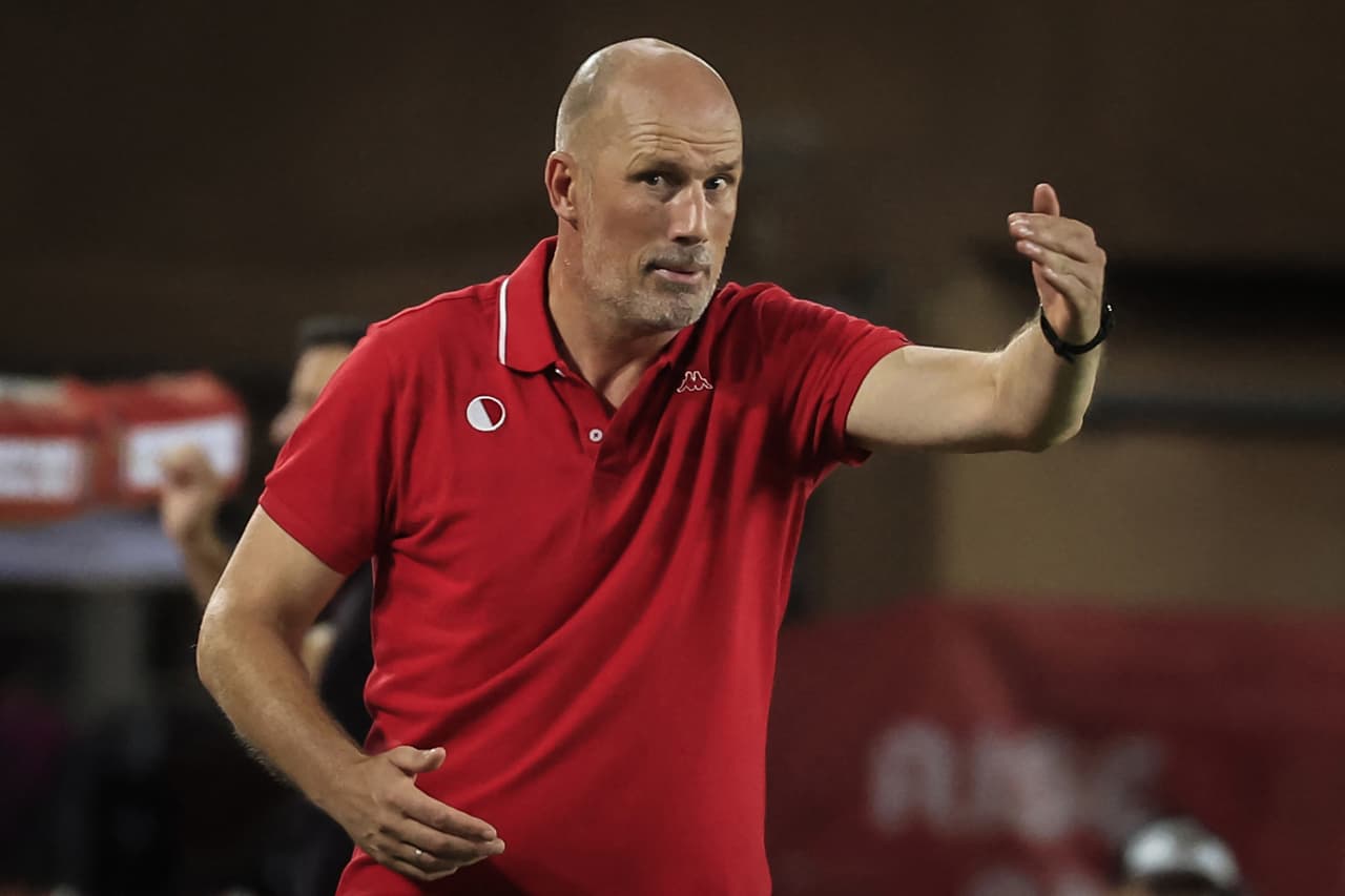 El entrenador tuvo que cambiar su indumentaria durante el partido.