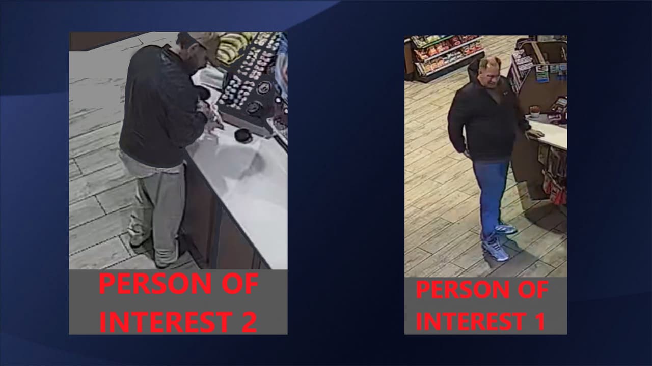 En la parte trasera de la pick-up fue localizado el cajero automático, el cual estaba vacío, lo que indica que los sospechosos habían huido con una cantidad no revelada de efectivo.