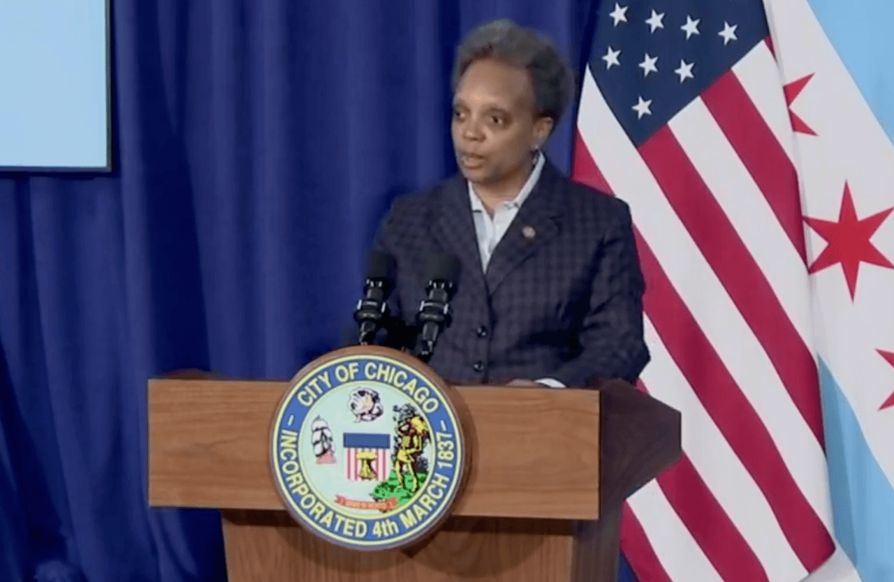 “Nuestros hijos tienen que regresar a clases”, dice Lightfoot y culpa a maestros por falta de acuerdo