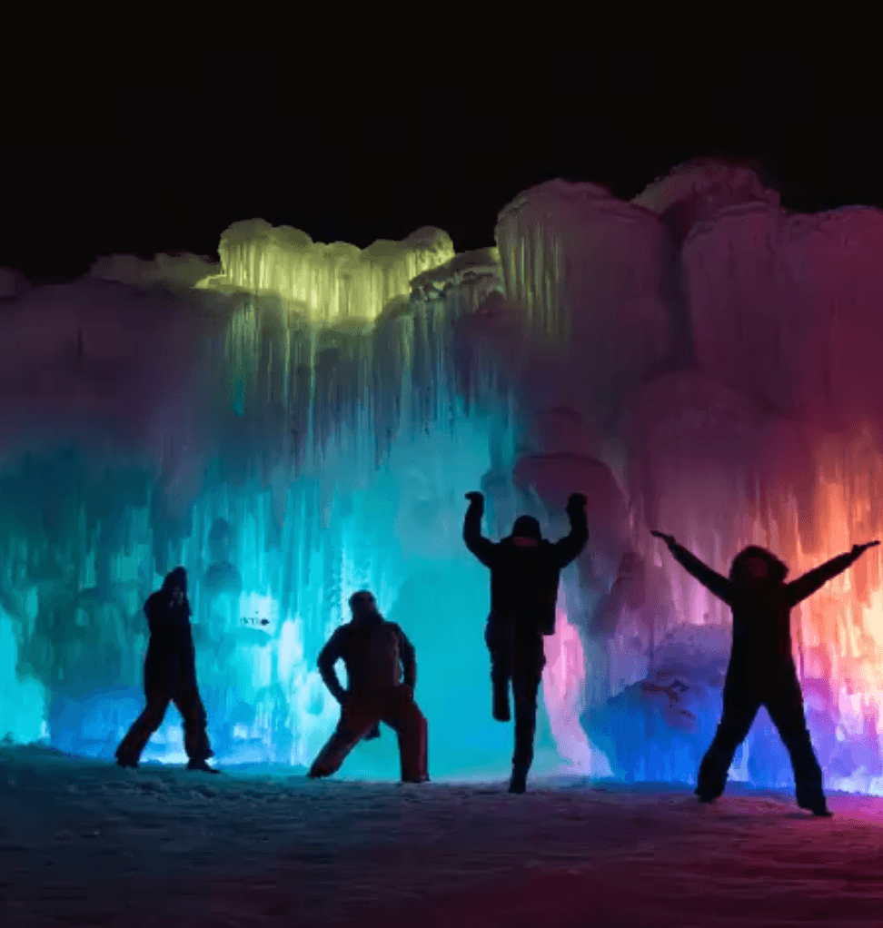 Los castillos de hielo se construyen a mano durante 8 semanas con cientos de miles de témpanos. Se trata de esculturas iluminadas con LED, tronos congelados, túneles tallados en hielo, cavernas, toboganes y fuentes.