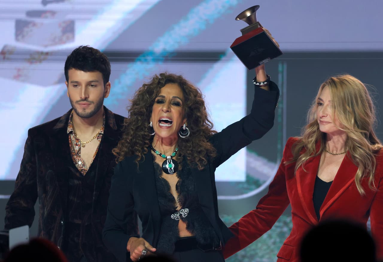 La española Rosario recibió emocionada uno de los Latin GRAMMY Special Awards.