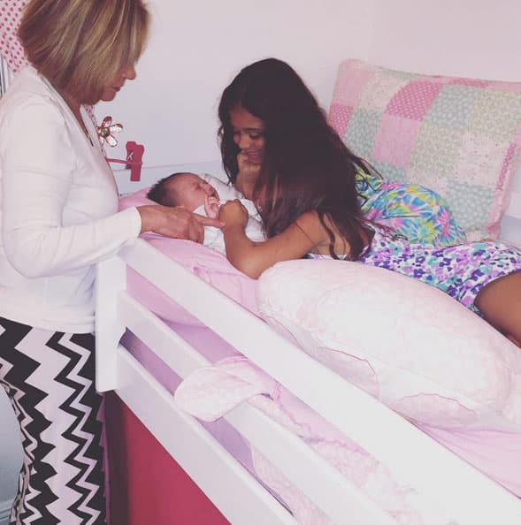 Aquí con sus hermanitas y su abuela.