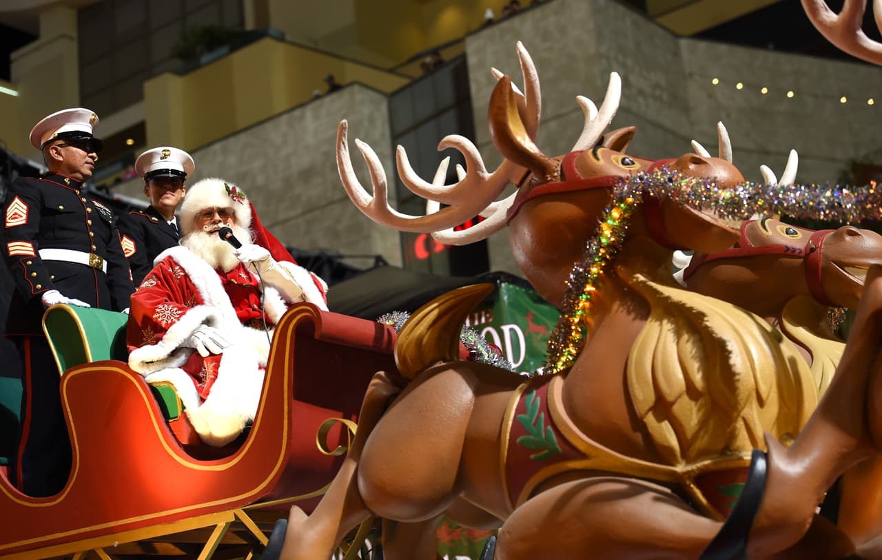 El jefe del Departamento de Transporte de Los Ángeles, Brian Hale, dijo que LADOT desplegará más de 100 oficiales de tráfico y supervisores para apoyar el cierre de calles en el área del desfile.