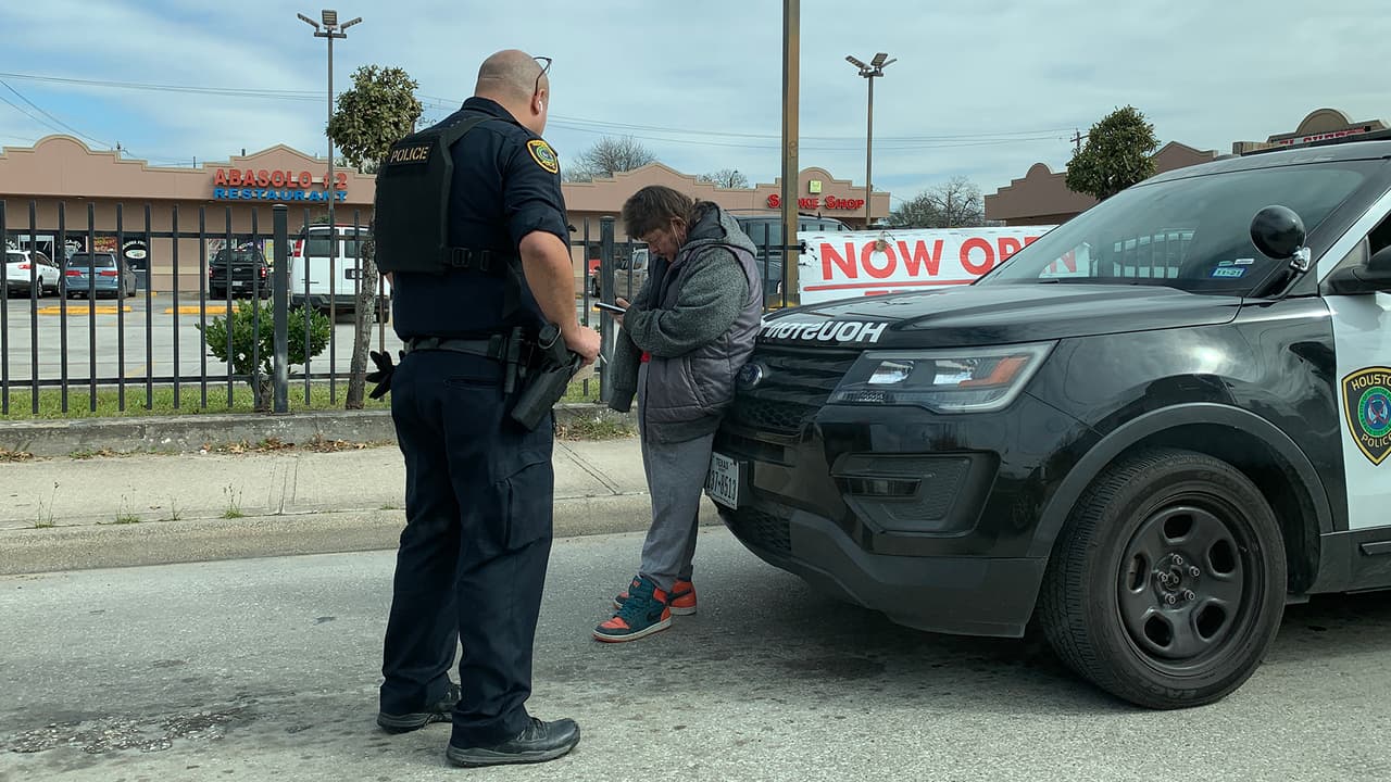 El oficial Jesús Robles aclaró que las corporaciones policiacas no están en busca de inmigrantes indocumentados, más bien de ofrecer seguridad a los residentes y hacer cumplir la ley.