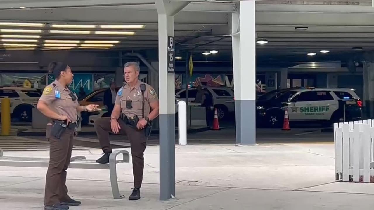 El Departamento de Aviación de Miami-Dade informó que
<b>todos los pasajeros y empleados están a salvo y que no se reportan heridos.</b>
<br>