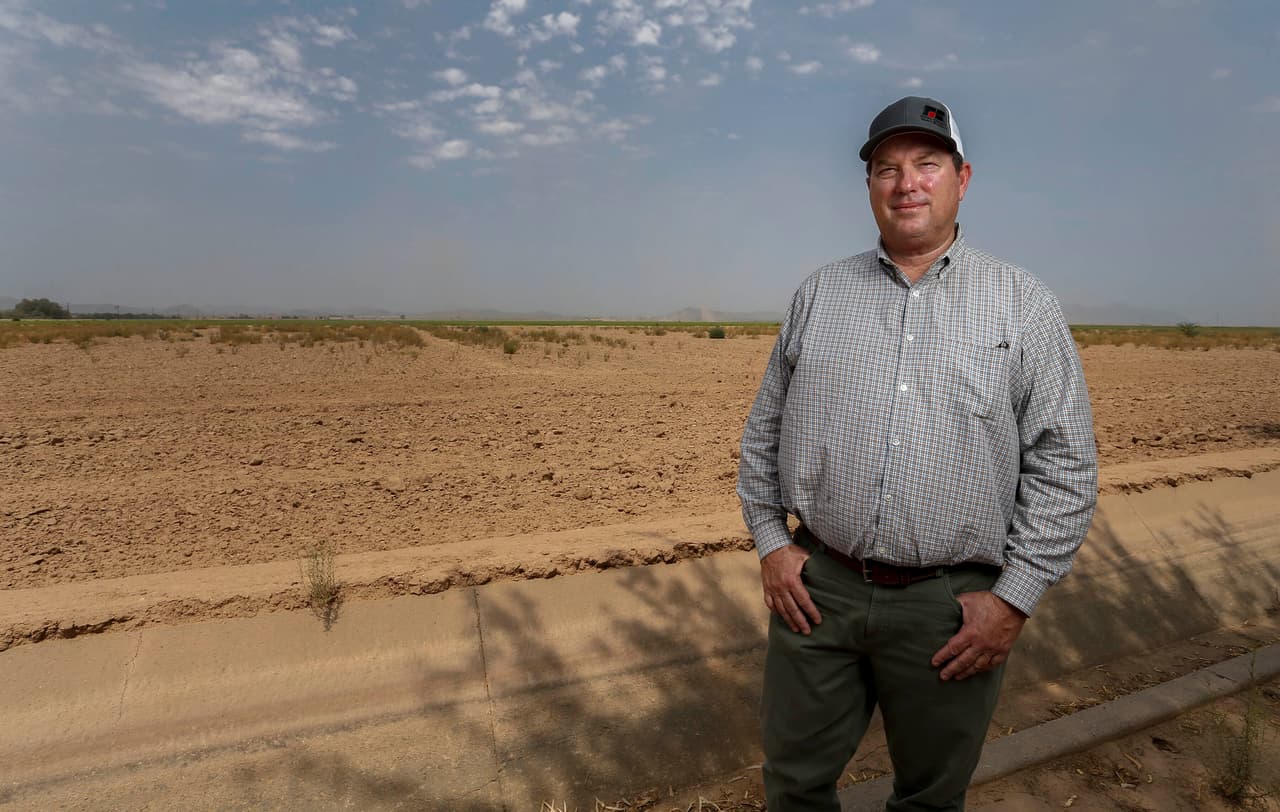 Al prever los efectos de los recortes de agua, Bryan Hartman (en la fotografía) comentó "Los productores se preguntarán, 'cuánta agua vamos a obtener, cuántos acres, cuáles serán los caudales', y eso determinará el patrón de cultivo. Hartman es presidente de la junta de irrigación y drenaje del distrito de Maricopa-Stanfield y él también es agricultor.