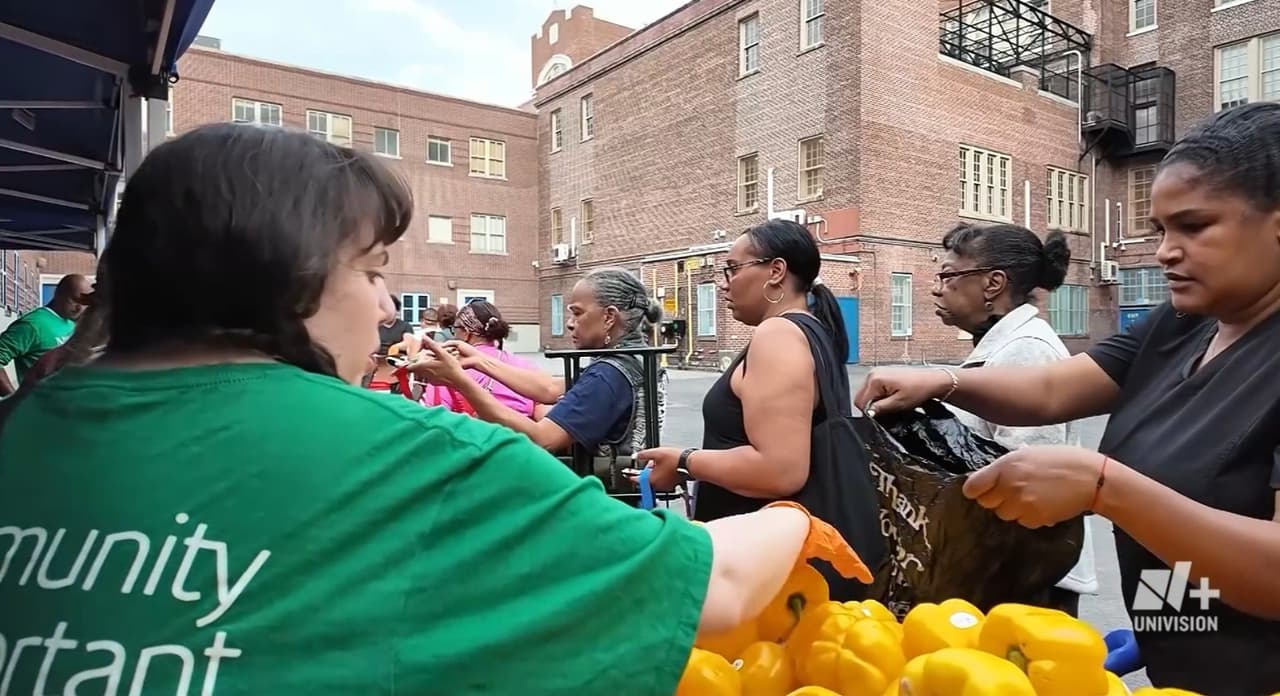 Las frutas y verduras que los mercados iban a tirar ahora alimentan a cientos de familias en Nueva York