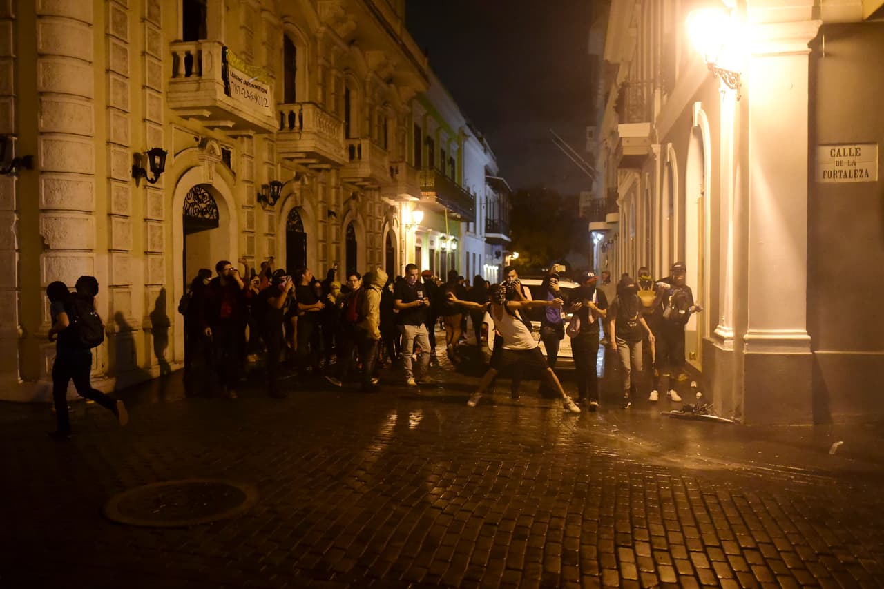 Hubo lanzamiento de gases lacrimógenos entre manifestantes y policías.
<br>