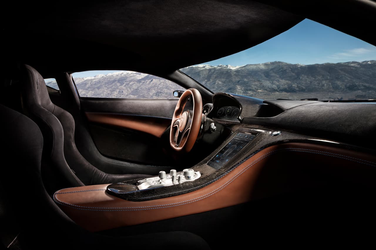 Debido a esta tecnología y a su peso de apenas 1850 kilogramos, el auto puede llegar de 0 a 60 millas por hora en 2.6 segundos y alcanzar una velocidad máxima de 190 millas por hora con una autonomía de 373 millas.