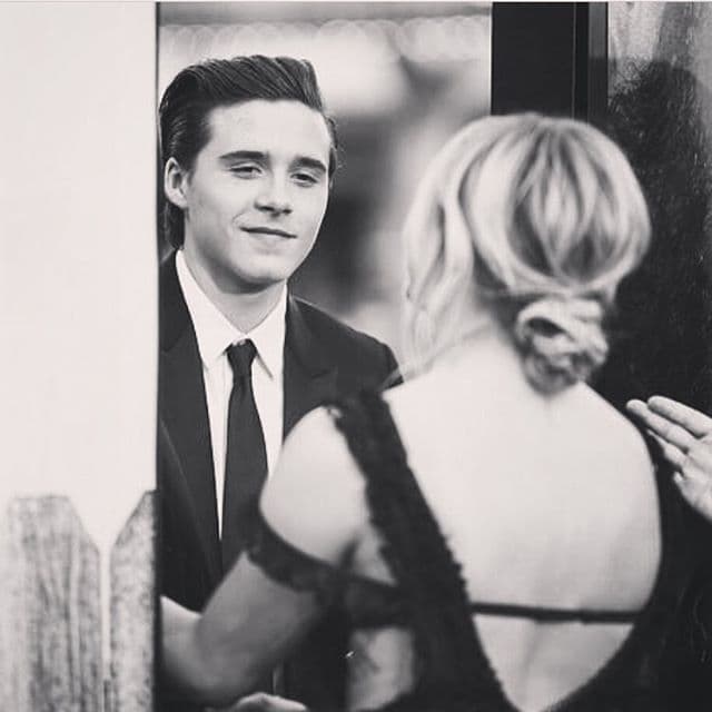 En esta foto el hijo de David y Victoria Beckham luce muy enamorado.