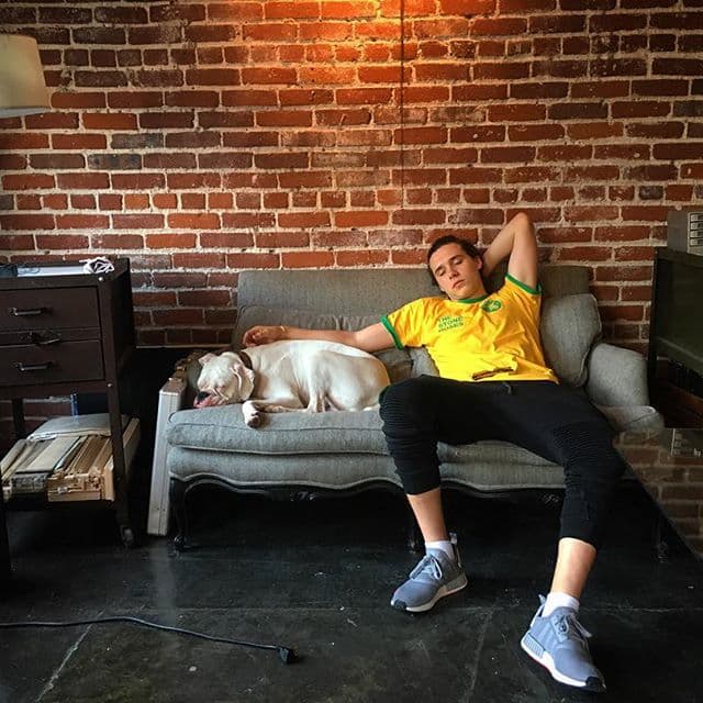 Chloë captó a su novio tomando un descanso.