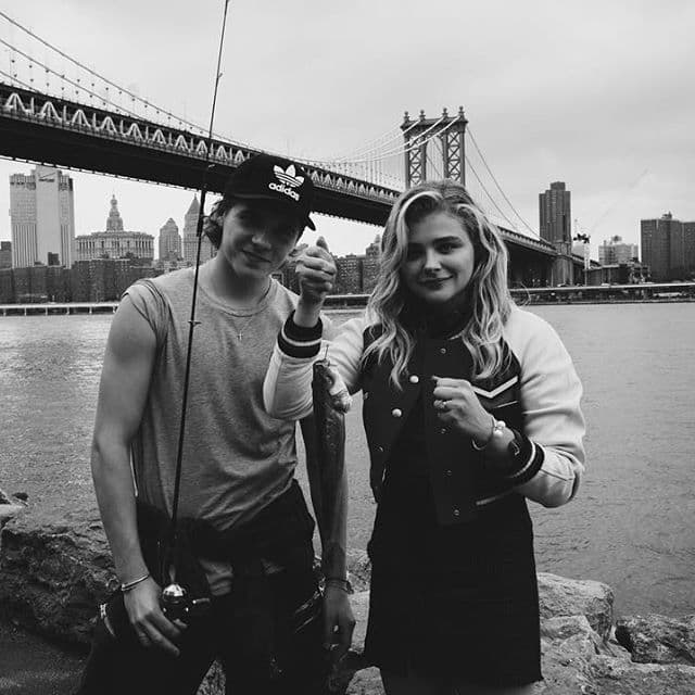 La encantadora parejita pescando.