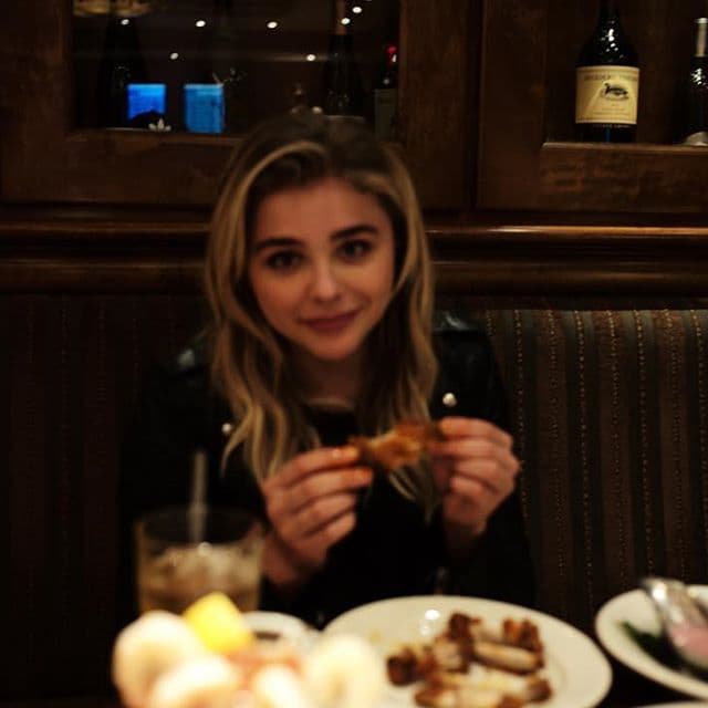 Él la captó comiendo.