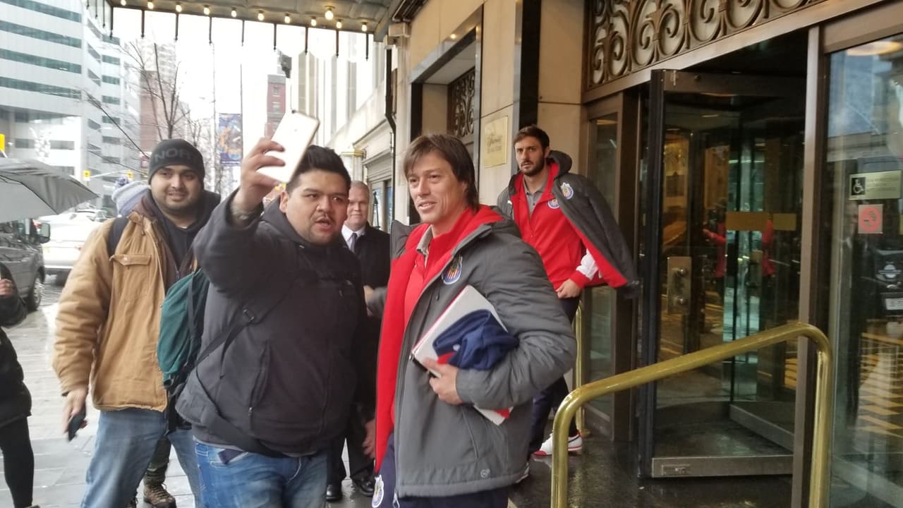 Fanáticos llegaron al sitio donde Chivas de Guadalajara se hospeda para apoyar a los jugadores previo al partido de ida de la final contra Toronto FC en la Liga de Campeones de Concacaf.