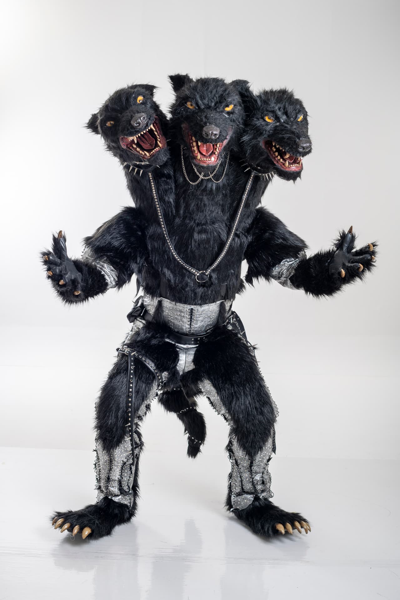 El primero de ellos es el temible
<b>Cerberus</b>. Este monstruo de tres cabezas no está dispuesto a rendirse tan fácilmente.