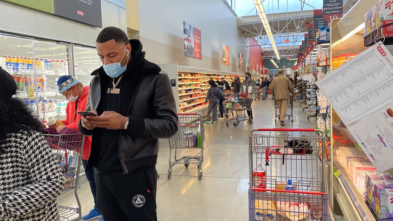 En los supermercados y diferentes negocios como restaurantes de Houston ya no es obligatorio el uso de mascarillas.