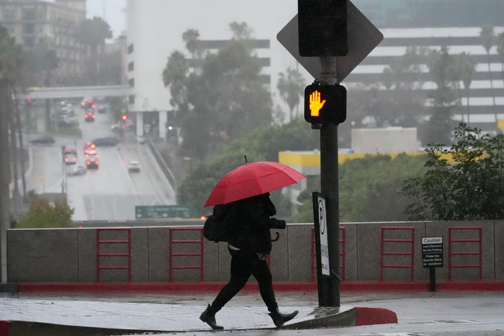 Tormenta invernal azota California: nieve, lluvias y alerta remota de tornados