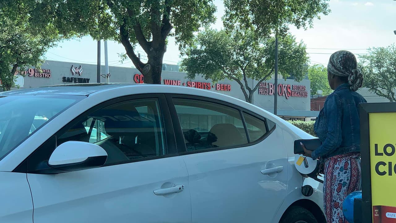 Los conductores de Midland, Texas son los que pagan más en promedio a $ 1.82 por galón de gasolina.