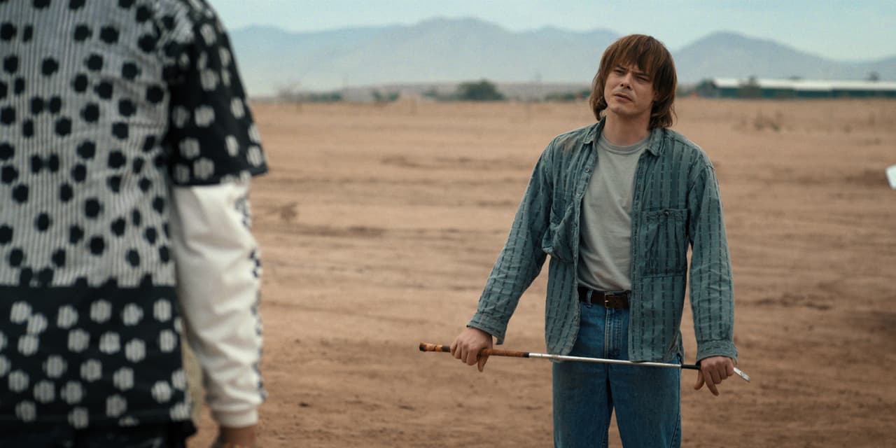 <b>Jonathan Byers- Charlie Heaton </b>
<br>Al igual que su hermano en la serie, Jonathan Byers presume el pelo en un corte tipo “honguito”, pero con un toque más desenfadado caracteriza el estilo de Jonathan Byers.