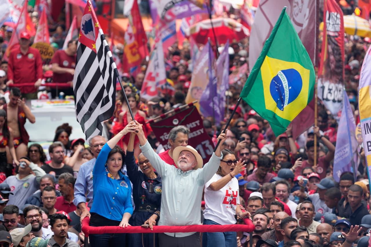 Lula y Flávio Bolsonaro cierran campaña en Brasil antes de apretadas elecciones