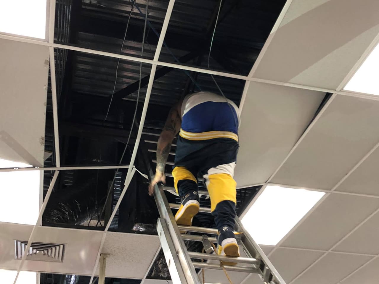 Uno de los bomberos que subió a rescatar a los sospechosos.