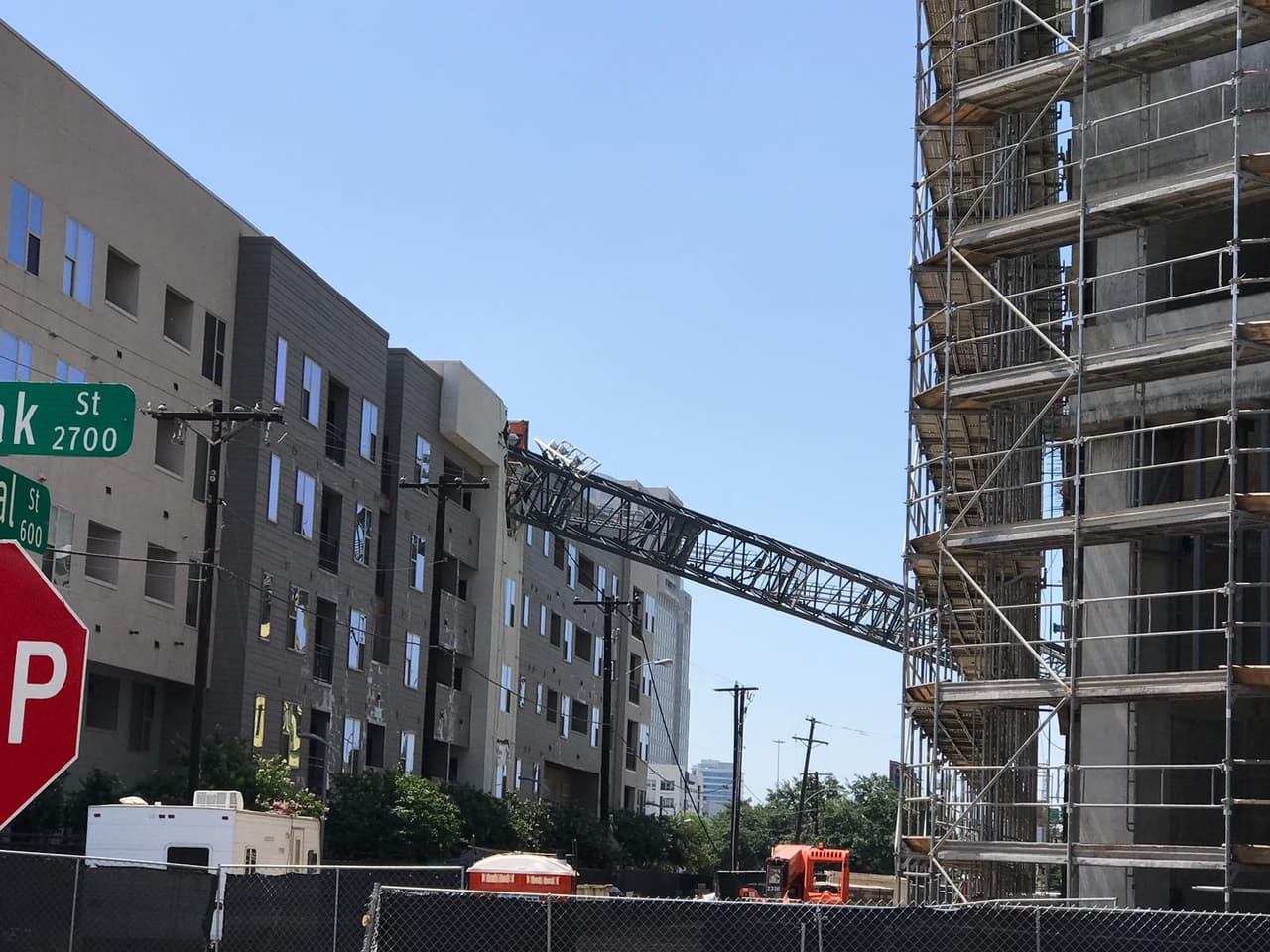La estructura estaba ubicada en un edificio de construcción frente al edificio residencial.