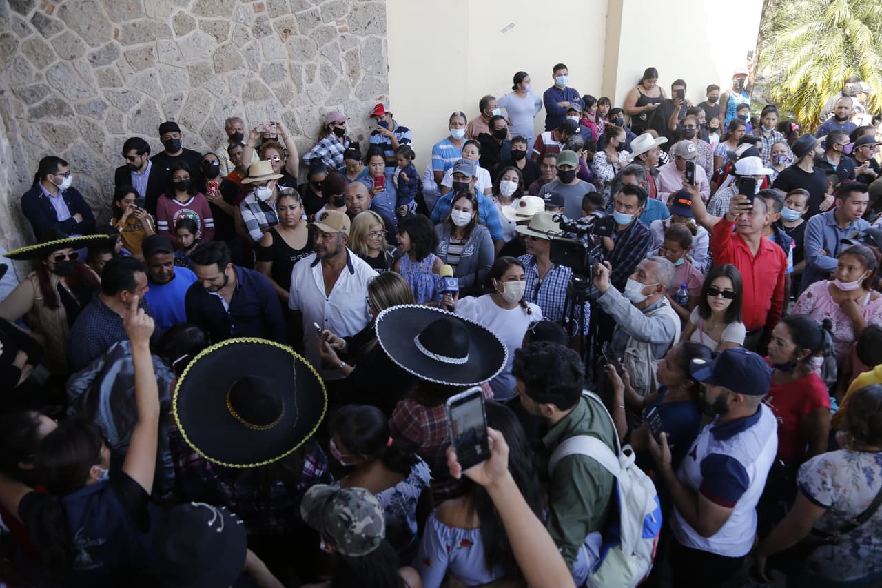 Al cabo de dos semanas de un grave deterioro de su salud, Fernández falleció en una fecha emblemática para los mexicanos:
<a href="https://www.univision.com/noticias/america-latina/virgen-guadalupe-peregrinos-acuden-a-la-basilica-mexico-fotos">el día de la Virgen de Guadalupe,</a> a la que siempre declaró su devoción.
<br>
