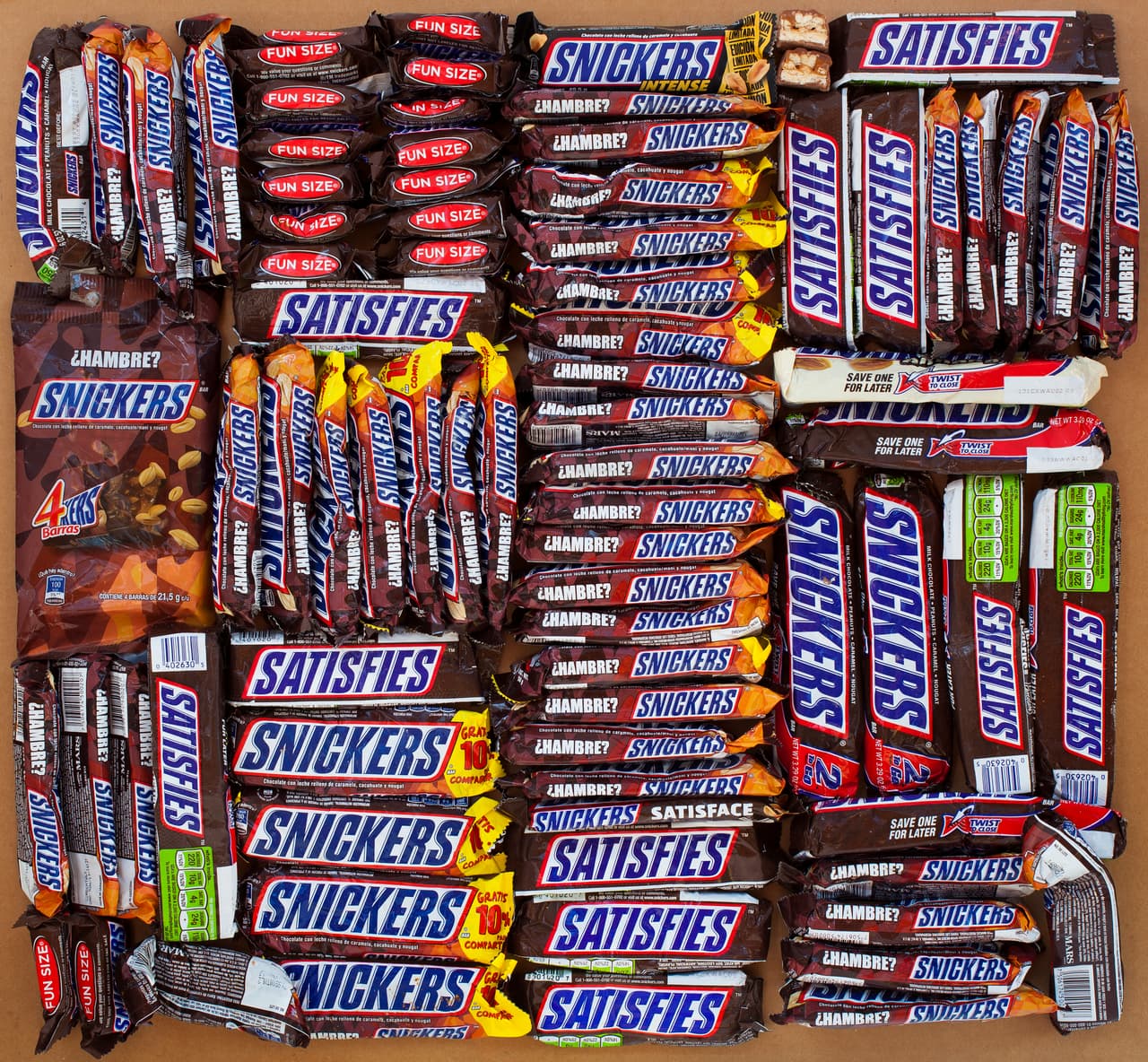 <b>‘Satisface’</b>, el nombre de esta imagen de paquetes de chocolates, uno de los alimentos de los migrantes en el desierto. La serie incluye fotografías de galletas, afeitadoras, guantes, comida para bebés, cortauñas, jabones, juguetes, cosméticos, golosinas y ropa, entre otras cosas.